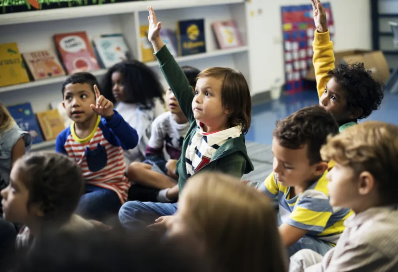 Niños de preescolar aprendiendo inglés jugando en Academia Easy English Cáceres.